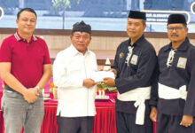 Bupati Kapuas HM Wiyatno menyerahkan tali asih kepada Ketua Cabang PSHT Kapuas Agus Alimahfudin