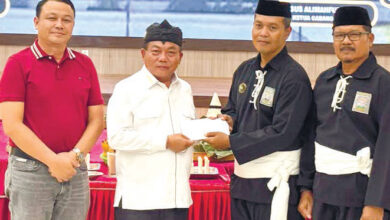Bupati Kapuas HM Wiyatno menyerahkan tali asih kepada Ketua Cabang PSHT Kapuas Agus Alimahfudin