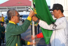 Bupati Barito Utara H Shalahuddin ST MT secara simbolis menyerahkan Pataka kepada Kepala Dinas Pendidikan Kabupaten Barito Utara M Iman Topik pada pelepasan Atler Pelajar di Ajang Olimpiade Olahraga Siswa Nasional (O2SN) di Halaman Kantor Bupati Barito Utara, Minggu (12/7).
