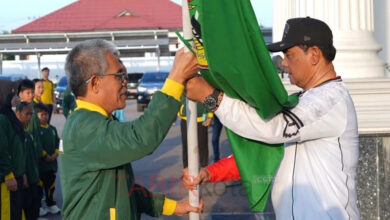 Bupati Barito Utara H Shalahuddin ST MT secara simbolis menyerahkan Pataka kepada Kepala Dinas Pendidikan Kabupaten Barito Utara M Iman Topik pada pelepasan Atler Pelajar di Ajang Olimpiade Olahraga Siswa Nasional (O2SN) di Halaman Kantor Bupati Barito Utara, Minggu (12/7).