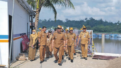 Bupati Barito Utara, H Shalahuddin ST MT ketika melaksanakan peninjauan kawasan Water Front City (WFC) yang terletak di ujung Jembatan Hasan Basri.