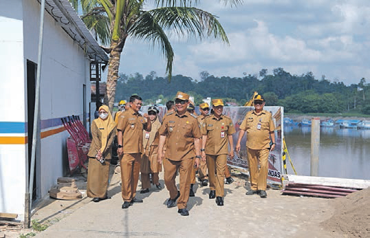 Bupati Barito Utara, H Shalahuddin ST MT ketika melaksanakan peninjauan kawasan Water Front City (WFC) yang terletak di ujung Jembatan Hasan Basri.