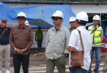 Bupati Barito Utara H Shalahuddin ST MT ditemani Wakil Bupati Barito Utara Felix Sonadie Y Tingan A Md, Sekertaris Daerah Drs Muhlis dan Kepala Dinas PUPR Barito Utara H Rody saat meninjau proyek pembangunan jembatan Lemo dan instalasi PDAM di desa Jingah