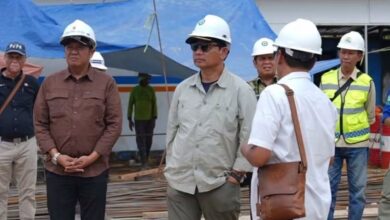 Bupati Barito Utara H Shalahuddin ST MT ditemani Wakil Bupati Barito Utara Felix Sonadie Y Tingan A Md, Sekertaris Daerah Drs Muhlis dan Kepala Dinas PUPR Barito Utara H Rody saat meninjau proyek pembangunan jembatan Lemo dan instalasi PDAM di desa Jingah