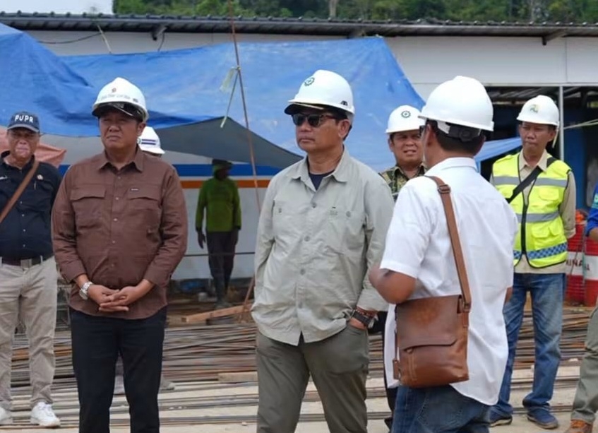 Bupati Barito Utara H Shalahuddin ST MT ditemani Wakil Bupati Barito Utara Felix Sonadie Y Tingan A Md, Sekertaris Daerah Drs Muhlis dan Kepala Dinas PUPR Barito Utara H Rody saat meninjau proyek pembangunan jembatan Lemo dan instalasi PDAM di desa Jingah