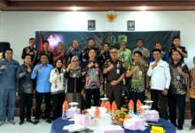 Sekertaris Kabupaten Barito Utara Drs Muhlis saat foto bersama Kepala Kejaksaan Negeri Barito Utara R Firmansyah beserta jajaran pada Launching Program Audiensi Masyarakat dengan Tema Masyarakat Kabupaten Barito Utara Menuju Taat Hukum di Aula Kejari Barito Utara