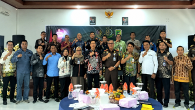 Sekertaris Kabupaten Barito Utara Drs Muhlis saat foto bersama Kepala Kejaksaan Negeri Barito Utara R Firmansyah beserta jajaran pada Launching Program Audiensi Masyarakat dengan Tema Masyarakat Kabupaten Barito Utara Menuju Taat Hukum di Aula Kejari Barito Utara