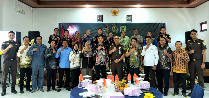 Sekertaris Kabupaten Barito Utara Drs Muhlis saat foto bersama Kepala Kejaksaan Negeri Barito Utara R Firmansyah beserta jajaran pada Launching Program Audiensi Masyarakat dengan Tema Masyarakat Kabupaten Barito Utara Menuju Taat Hukum di Aula Kejari Barito Utara