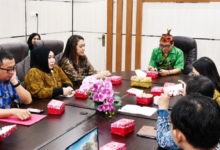 Asisten Pemerintahan dan Kesejahteraan Rakyat Setda Kapuas, Romulus, memimpin rapat fi nalisasi penilaian kelayakan penerapan PPK-BLUD RS Kelas D Pratama Pujon di Ruang Rapat Sekretaris Daerah Kabupaten Kapuas