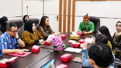 Asisten Pemerintahan dan Kesejahteraan Rakyat Setda Kapuas, Romulus, memimpin rapat fi nalisasi penilaian kelayakan penerapan PPK-BLUD RS Kelas D Pratama Pujon di Ruang Rapat Sekretaris Daerah Kabupaten Kapuas
