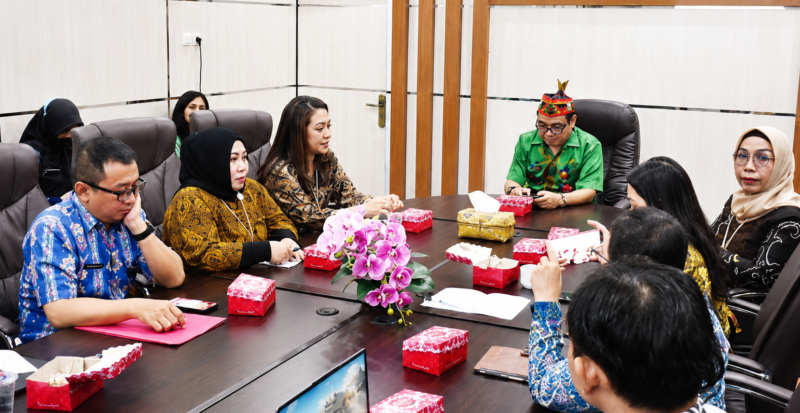 Asisten Pemerintahan dan Kesejahteraan Rakyat Setda Kapuas, Romulus, memimpin rapat fi nalisasi penilaian kelayakan penerapan PPK-BLUD RS Kelas D Pratama Pujon di Ruang Rapat Sekretaris Daerah Kabupaten Kapuas