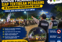 Pedagang kopi berjualan di kawasan tikungan Jalan Imam Bonjol menuju Bundaran Besar.
