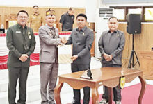 Ketua DPRD Gunung Mas, Binartha, bersama Bupati Gunung Mas menandatangani persetujuan bersama dua raperda strategis usai Rapat Paripurna DPRD di Kuala Kurun