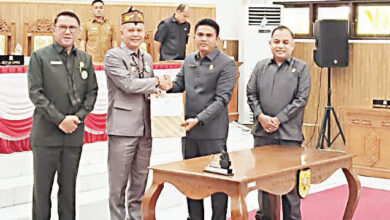Ketua DPRD Gunung Mas, Binartha, bersama Bupati Gunung Mas menandatangani persetujuan bersama dua raperda strategis usai Rapat Paripurna DPRD di Kuala Kurun