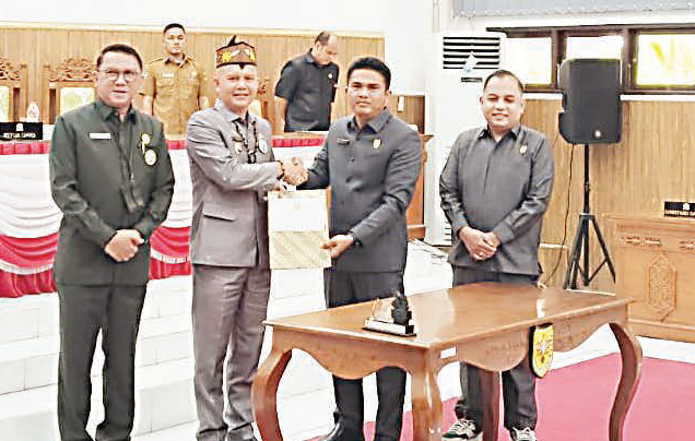 Ketua DPRD Gunung Mas, Binartha, bersama Bupati Gunung Mas menandatangani persetujuan bersama dua raperda strategis usai Rapat Paripurna DPRD di Kuala Kurun