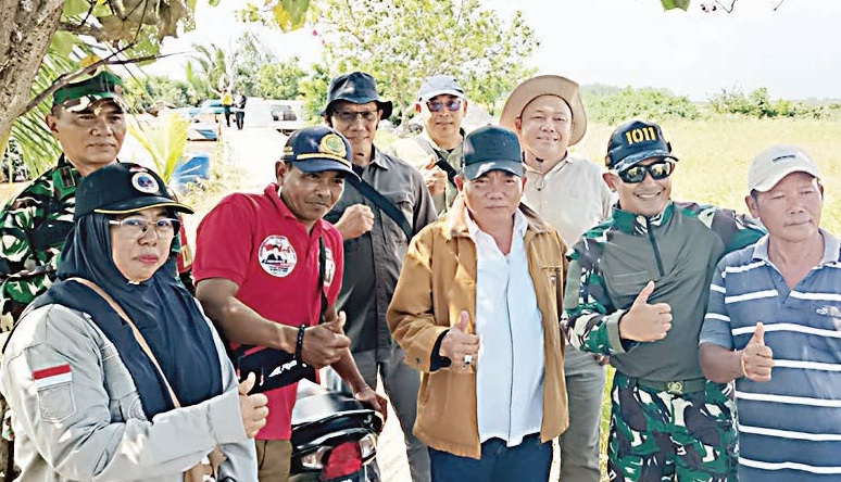 Bupati Kapuas HM Wiyatno saat melakukan pengecekan lahan padi di Desa Cemara Labat belum lama tadi.