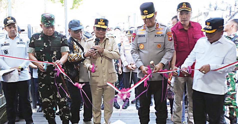 Gubernur Kalteng H. Agustiar Sabran didampingi Pangdam XXII/TB, Kapolda Kalteng, Bupati Kapuas HM Wiyatno, dan Bupati Pulang Pisau H Ahmad Rifa’i melakukan launching pembangunan Waterfront City Kapuas