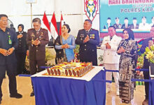 Kapolres Kapuas AKBP Gede Eka Yudharma memberikan potongan tumpeng kepada Bupati Kapuas HM Wiyatno saat syukuran hari Bhayangkara ke- 80