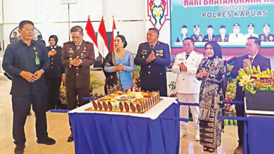 Kapolres Kapuas AKBP Gede Eka Yudharma memberikan potongan tumpeng kepada Bupati Kapuas HM Wiyatno saat syukuran hari Bhayangkara ke- 80