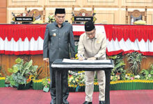 Ketua DPRD Kota Palangka Raya, Subandi disaksikan Wakil Walikota Palangka Raya, Achmad Zaini ketika menandatangani dokumen persetujuan bersama usai Rapat Paripurna ke-7 Masa Persidangan Tahun Sidang 2025/2026 di Ruang Rapat Paripurna DPRD Kota Palangka Raya, Senin (22/6).