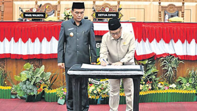 Ketua DPRD Kota Palangka Raya, Subandi disaksikan Wakil Walikota Palangka Raya, Achmad Zaini ketika menandatangani dokumen persetujuan bersama usai Rapat Paripurna ke-7 Masa Persidangan Tahun Sidang 2025/2026 di Ruang Rapat Paripurna DPRD Kota Palangka Raya, Senin (22/6).