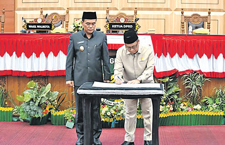 Ketua DPRD Kota Palangka Raya, Subandi disaksikan Wakil Walikota Palangka Raya, Achmad Zaini ketika menandatangani dokumen persetujuan bersama usai Rapat Paripurna ke-7 Masa Persidangan Tahun Sidang 2025/2026 di Ruang Rapat Paripurna DPRD Kota Palangka Raya, Senin (22/6).