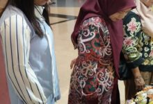 Ketua Dekranasda Barito Utara, Hj Maya Savitri Shalahuddin ditemani Ketua GOW Barito Utara Mira Apriyantinada Felix Sonadie Y Tingan saat menghadiri Pameran Kriya dan Wastra Nasional yang digelar di Trans Studio Mall (TSM) Makassar, Sulawesi Selatan,