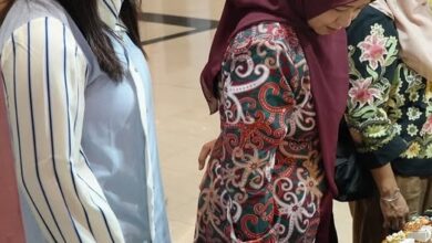 Ketua Dekranasda Barito Utara, Hj Maya Savitri Shalahuddin ditemani Ketua GOW Barito Utara Mira Apriyantinada Felix Sonadie Y Tingan saat menghadiri Pameran Kriya dan Wastra Nasional yang digelar di Trans Studio Mall (TSM) Makassar, Sulawesi Selatan,