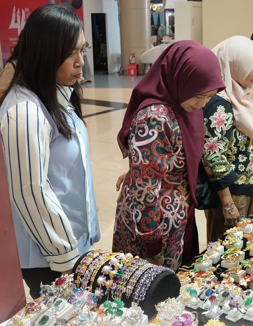 Ketua Dekranasda Barito Utara, Hj Maya Savitri Shalahuddin ditemani Ketua GOW Barito Utara Mira Apriyantinada Felix Sonadie Y Tingan saat menghadiri Pameran Kriya dan Wastra Nasional yang digelar di Trans Studio Mall (TSM) Makassar, Sulawesi Selatan,