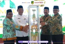 Penyerahan piala bergilir pada pembukaan MTQH ke-53 Kabupaten Barito Utara dari Camat Teweh Tengah Dudy Bagus P kepada Bupati Barito Utara H Shalahuddin ST MT yang didampingi oleh Ketua Panitia H Mastur di Aula Dinas Lingkungan Hidup (DLH) Kabupaten Barito Utara
