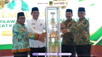 Penyerahan piala bergilir pada pembukaan MTQH ke-53 Kabupaten Barito Utara dari Camat Teweh Tengah Dudy Bagus P kepada Bupati Barito Utara H Shalahuddin ST MT yang didampingi oleh Ketua Panitia H Mastur di Aula Dinas Lingkungan Hidup (DLH) Kabupaten Barito Utara
