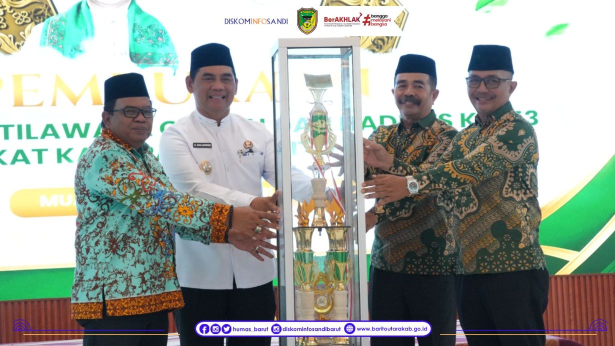 Penyerahan piala bergilir pada pembukaan MTQH ke-53 Kabupaten Barito Utara dari Camat Teweh Tengah Dudy Bagus P kepada Bupati Barito Utara H Shalahuddin ST MT yang didampingi oleh Ketua Panitia H Mastur di Aula Dinas Lingkungan Hidup (DLH) Kabupaten Barito Utara