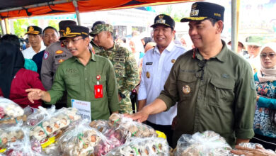 Bupati Barito Utara H Shalahuddin ST MT ditemani Wakil Bupati Barito Utara Felix Sonadie Y Tingan Am Md, saat melakukan pengecekan di stand Penjualan Gerakan Pangan Murah di Halaman Dinas Ketahanan Pangan dan Perikanan Barito Utara