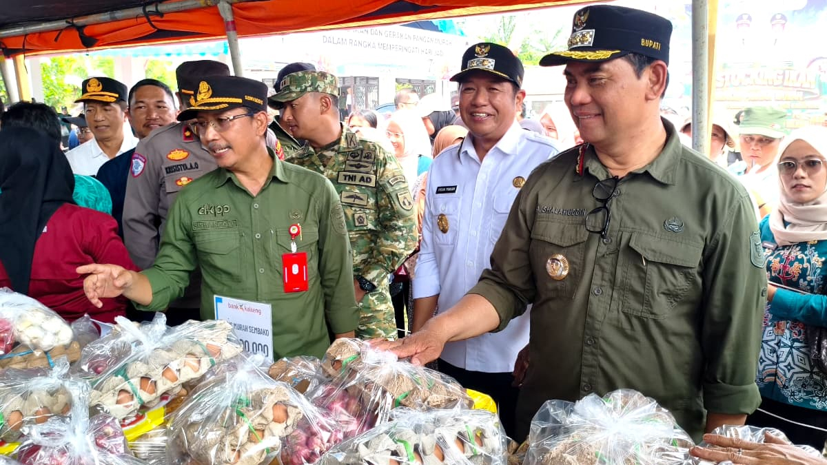 Bupati Barito Utara H Shalahuddin ST MT ditemani Wakil Bupati Barito Utara Felix Sonadie Y Tingan Am Md, saat melakukan pengecekan di stand Penjualan Gerakan Pangan Murah di Halaman Dinas Ketahanan Pangan dan Perikanan Barito Utara