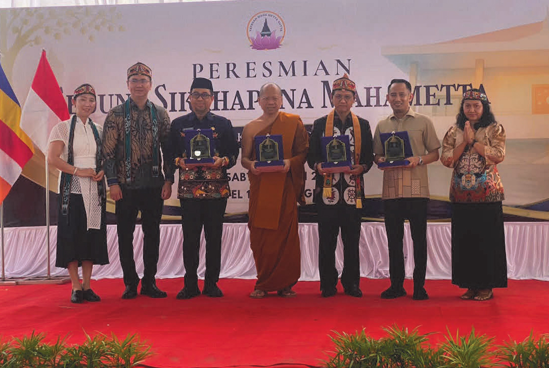 Wali Kota Palangka Raya Fairid Naparin saat meresmikan Gedung Sikkhapana Mahametta Pusdiklat Buddhis