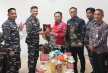 Bupati Kapuas H Muhammad Wiyatno menerima kunjungan silaturahmi Komandan Lanal Banjarmasin Kolonel Laut (P) Galih Nurna Putra di Rumah Jabatan Bupati Kapuas, Kamis (9/7.