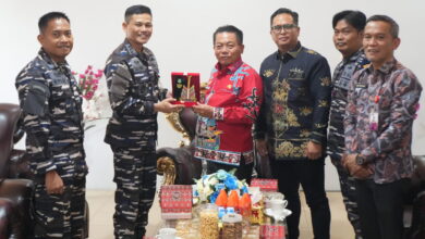 Bupati Kapuas H Muhammad Wiyatno menerima kunjungan silaturahmi Komandan Lanal Banjarmasin Kolonel Laut (P) Galih Nurna Putra di Rumah Jabatan Bupati Kapuas, Kamis (9/7.