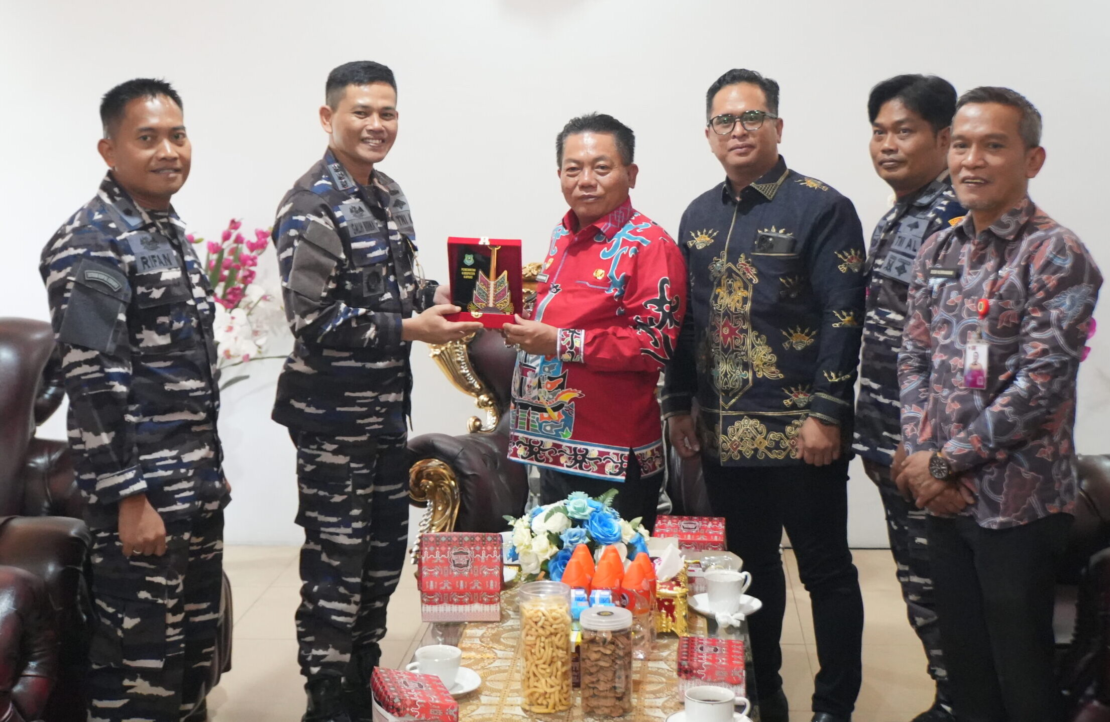 Bupati Kapuas H Muhammad Wiyatno menerima kunjungan silaturahmi Komandan Lanal Banjarmasin Kolonel Laut (P) Galih Nurna Putra di Rumah Jabatan Bupati Kapuas, Kamis (9/7.