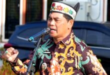 Bupati Barito Utara H Shalahuddin ST MT saat menyampaikan amanat pada Apel Pagi di Halaman Kantor Badan Perencanaan Pembangunan Daerah (Bapperida) Kamis, (2/7).