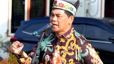 Bupati Barito Utara H Shalahuddin ST MT saat menyampaikan amanat pada Apel Pagi di Halaman Kantor Badan Perencanaan Pembangunan Daerah (Bapperida) Kamis, (2/7).