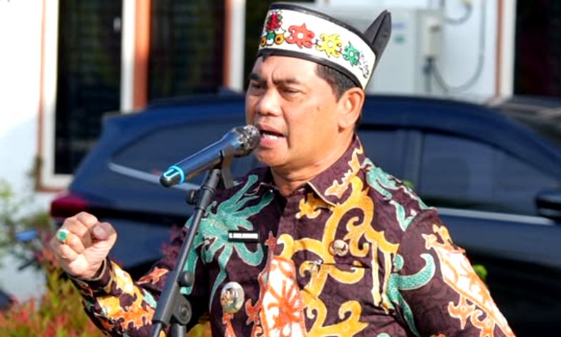 Bupati Barito Utara H Shalahuddin ST MT saat menyampaikan amanat pada Apel Pagi di Halaman Kantor Badan Perencanaan Pembangunan Daerah (Bapperida) Kamis, (2/7).