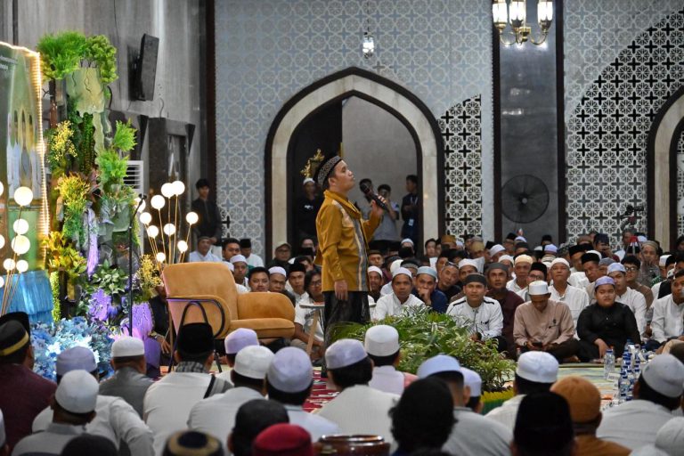 Ribuan Jamaah Padati Masjid Kubah Kecubung