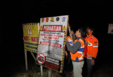 Sejumlah pegawai Dishub Kabupaten Kotawaringin Barat memasang plang rambu lalu lintas di kawasan rawan guna mencegah terjadinya kecelakaan, belum lama ini.