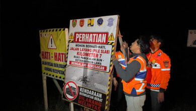 Sejumlah pegawai Dishub Kabupaten Kotawaringin Barat memasang plang rambu lalu lintas di kawasan rawan guna mencegah terjadinya kecelakaan, belum lama ini.
