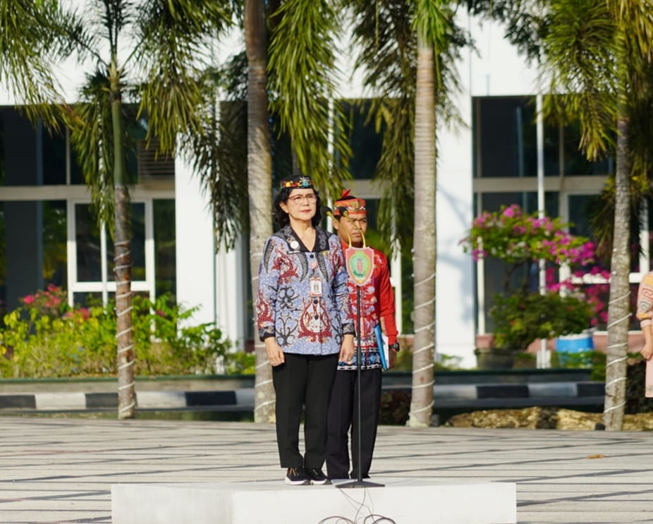 Suasana upacara peringatan Hari Anak Nasional ke-42 tahun di halaman kantor Gubernur Kalteng