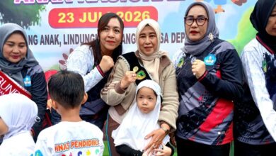 Bunda PAUD Barito Utara Hj Maya Savitri Shalahuddin ditemani Ketua GOW Barito Utara Mira Apriyantinada Felix Sonadie Y Tingan bersama jajaran pada Pelaksanaan Senam Bersama Untuk Menyemarakkan Hari Anak Nasional 2026 di Halaman Rumah Jabatan Bupati Barito Utara
