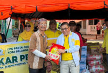 Ketua DPRD Kota Palangka Raya, Subandi, menyerahkan bantuan sembako kepada warga terdampak kebakaran di Gang Sari 45, Jalan Murjani
