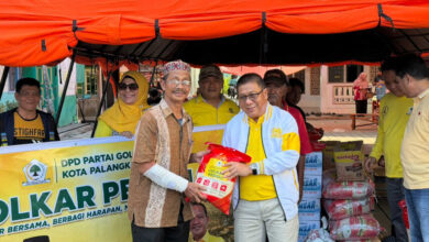 Ketua DPRD Kota Palangka Raya, Subandi, menyerahkan bantuan sembako kepada warga terdampak kebakaran di Gang Sari 45, Jalan Murjani
