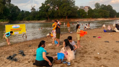 Sungai Lamandau Surut, Jadi Wisata Dadakan oleh Warga