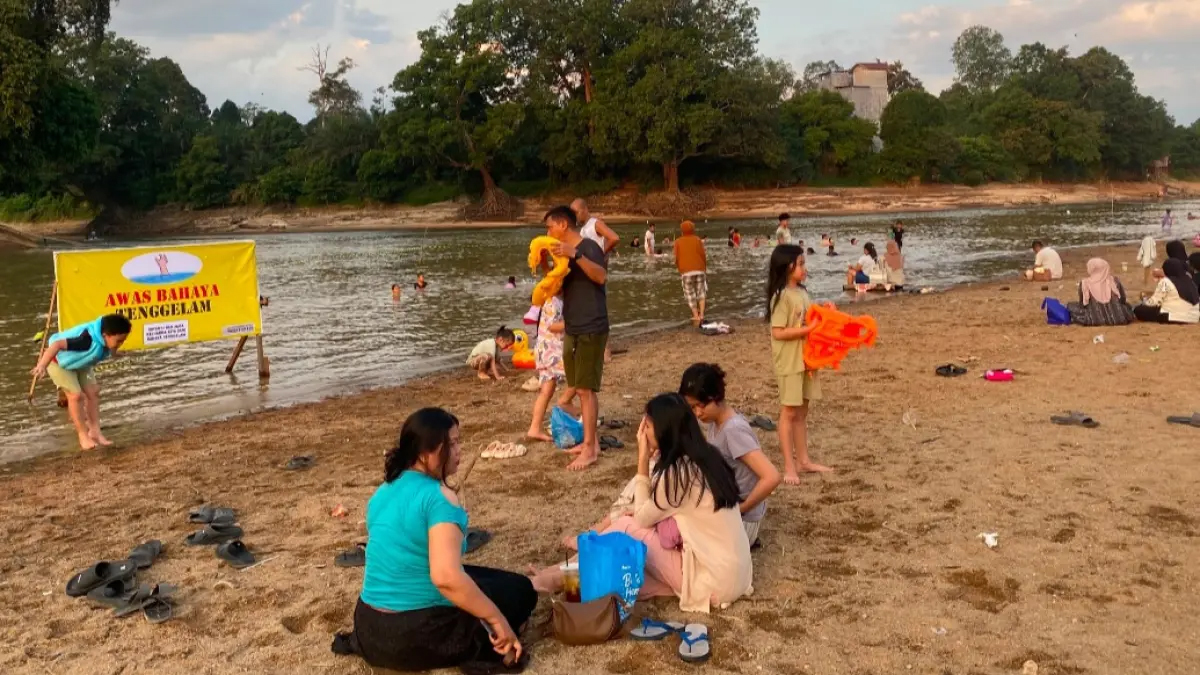Sungai Lamandau Surut, Jadi Wisata Dadakan oleh Warga